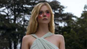 Descarga gratis Elle Fanning en The Neon Demon [captura de pantalla] foto o imagen gratis para editar con el editor de imágenes en línea GIMP