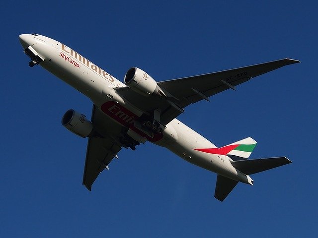 Descargue gratis la imagen gratuita del avión Boeing 777 de emirates para editar con el editor de imágenes en línea gratuito GIMP