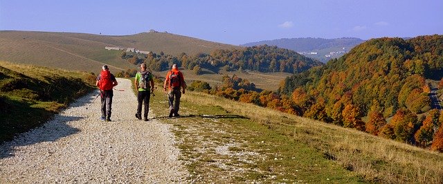 Kostenloser Download des Ausflugspfads zu Fuß mit Stöcken Kostenloses Bild, das mit dem kostenlosen Online-Bildeditor GIMP bearbeitet werden kann