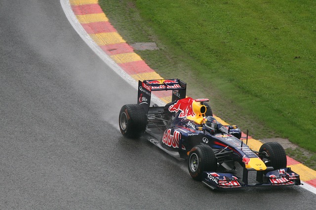 Bezpłatne pobieranie F1 wyścig samochodowy wyścig na mokro prędkość darmowe zdjęcie do edycji za pomocą bezpłatnego internetowego edytora obrazów GIMP