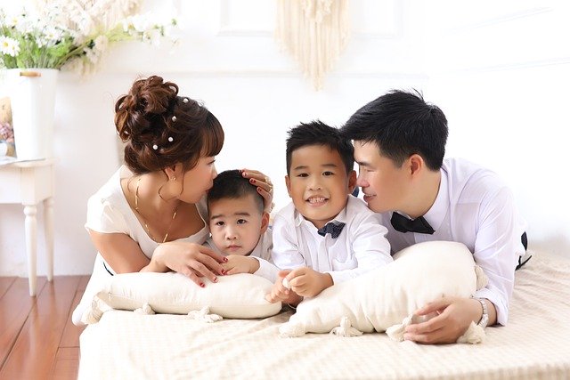 Free download family happy portrait free picture to be edited with GIMP free online image editor