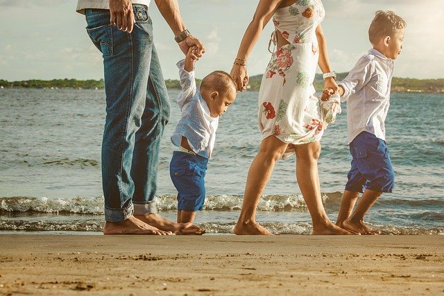Free download family mother father children free picture to be edited with GIMP free online image editor