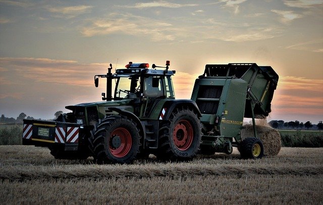 Descarga gratuita de empacadoras Fendt 824 Imagen gratuita de la empacadora John Deere para editar con el editor de imágenes en línea gratuito GIMP