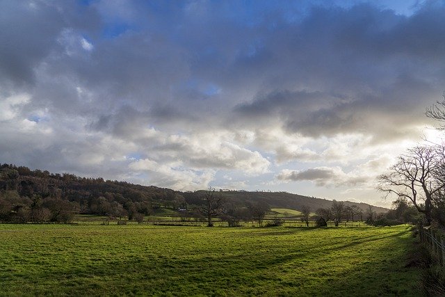 Bezpłatne pobieranie darmowego zdjęcia polnej trawy pochmurnej Anglii do edycji za pomocą bezpłatnego edytora obrazów online GIMP