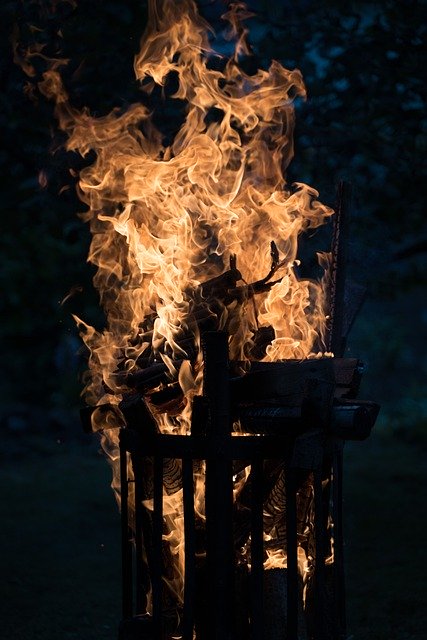 Бесплатно скачать огонь огонь корзина ночь костра ночь бесплатное изображение для редактирования в GIMP бесплатный онлайн-редактор изображений