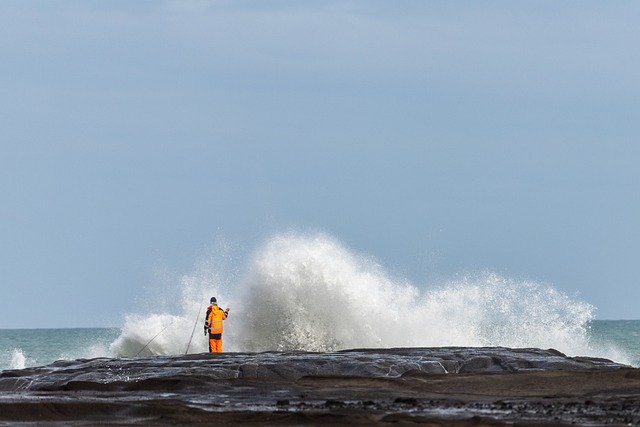 Téléchargement gratuit de l'eau qui s'écrase sur les rochers de pêche image gratuite à éditer avec l'éditeur d'images en ligne gratuit GIMP