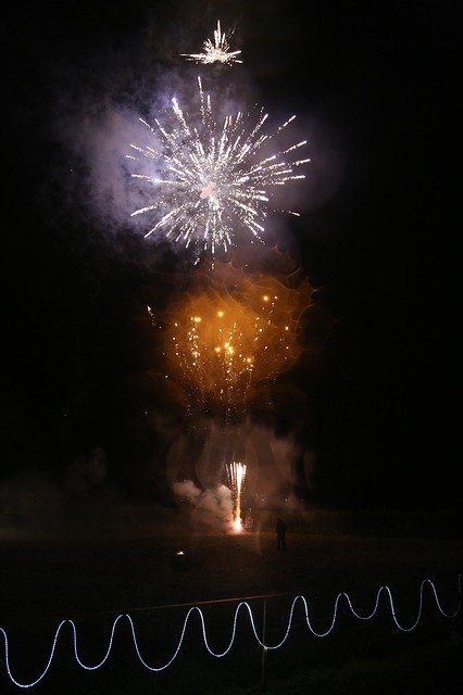 Unduh gratis Flare Fireworks New YearS Eve - templat foto gratis untuk diedit dengan editor gambar online GIMP