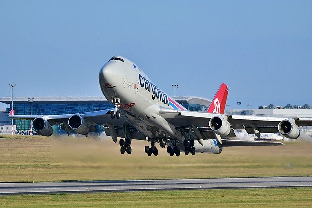 Muat turun percuma gambar pesawat penerbangan Boeing 747 lapangan terbang percuma untuk diedit dengan editor imej dalam talian percuma GIMP