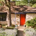Floral Accents at a Stone Cottage  screen for extension Chrome web store in OffiDocs Chromium
