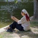Girl and white scarf  screen for extension Chrome web store in OffiDocs Chromium