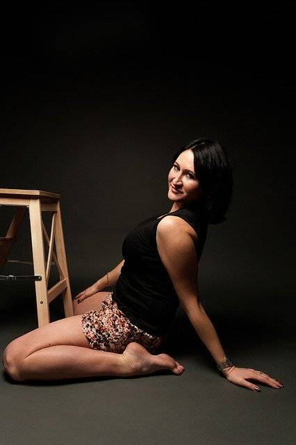 تنزيل Girl Brunette Photoshoot - صورة مجانية أو صورة يتم تحريرها باستخدام محرر الصور عبر الإنترنت GIMP