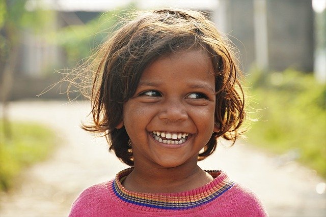 免费下载女孩儿童快乐肖像微笑免费图片使用 GIMP 免费在线图像编辑器进行编辑
