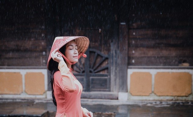 دانلود رایگان عکس دختر با کلاه مخروطی پرتره زن برای ویرایش با ویرایشگر تصویر آنلاین رایگان GIMP
