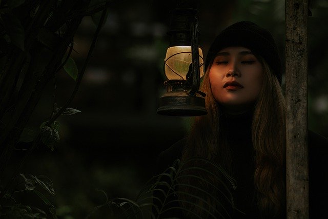Scarica gratis ragazza lampada misteriosa donna faccia immagine gratuita da modificare con GIMP editor di immagini online gratuito