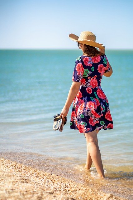 Бесплатно скачать девушка на море, пляж, женщина идет, бесплатная картинка для редактирования в GIMP, бесплатный онлайн-редактор изображений