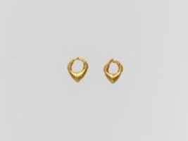 Libreng pag-download ng Gold chevron-shaped earring libreng larawan o larawan na ie-edit gamit ang GIMP online na image editor