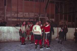 Téléchargement gratuit de la photo ou de l'image des Goodwater Oil Kings à l'intérieur de la patinoire commémorative de Goodwater, vers 1962 à modifier avec l'éditeur d'images en ligne GIMP