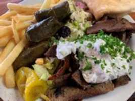 무료 다운로드 Gyros w/ Tzatziki Sauce & Dolmas 무료 사진 또는 김프 온라인 이미지 편집기로 편집할 사진