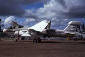 무료 다운로드 Grumman EA-6B Prowler 158809 VAQ-137 USS Enterprise NAS Alameda 10Oct75 Peter B Lewis 무료 사진 또는 GIMP 온라인 이미지 편집기로 편집할 사진