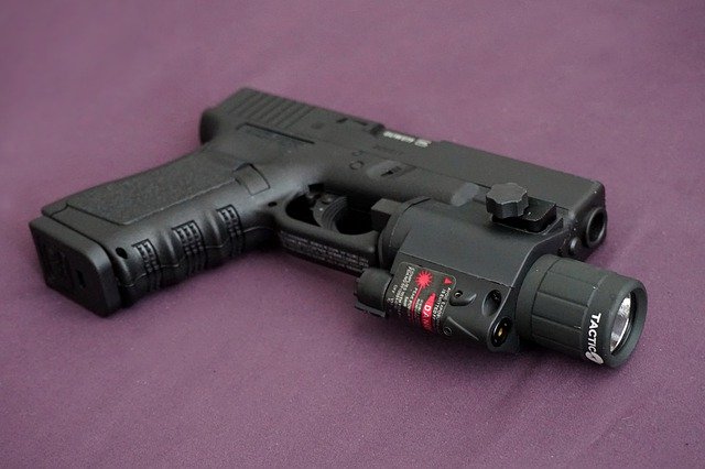 Descarga gratuita Gun Pistol Handgun: foto o imagen gratuita para editar con el editor de imágenes en línea GIMP