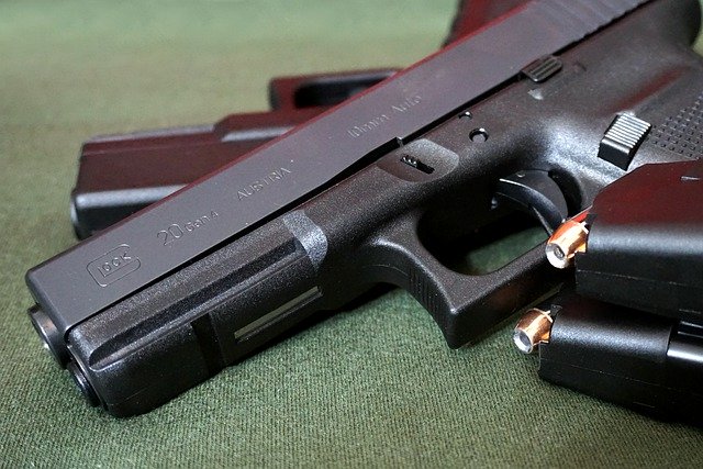 Bezpłatne pobieranie pistoletu pistolet pistolet broń palna darmowe zdjęcie do edycji za pomocą bezpłatnego internetowego edytora obrazów GIMP