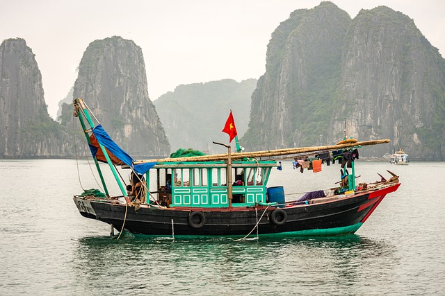 Téléchargement gratuit d'une image gratuite de bateau de jonque de la baie d'ha long au vietnam à éditer avec l'éditeur d'images en ligne gratuit GIMP