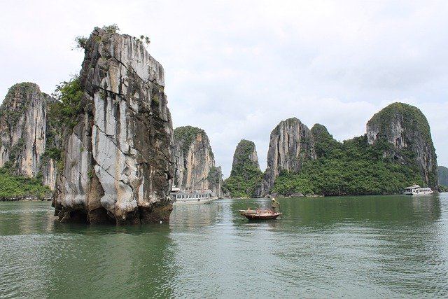 Bezpłatne pobieranie ha long bay water boats wietnam darmowe zdjęcie do edycji za pomocą bezpłatnego internetowego edytora obrazów GIMP