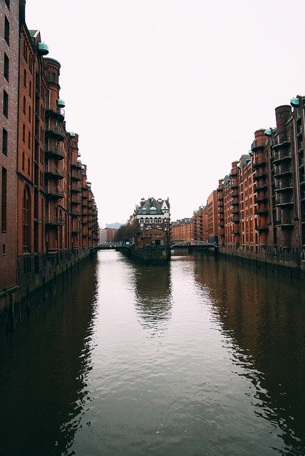 Scarica gratuitamente l'immagine gratuita del lago di flusso del centro storico di Amburgo da modificare con l'editor di immagini online gratuito GIMP