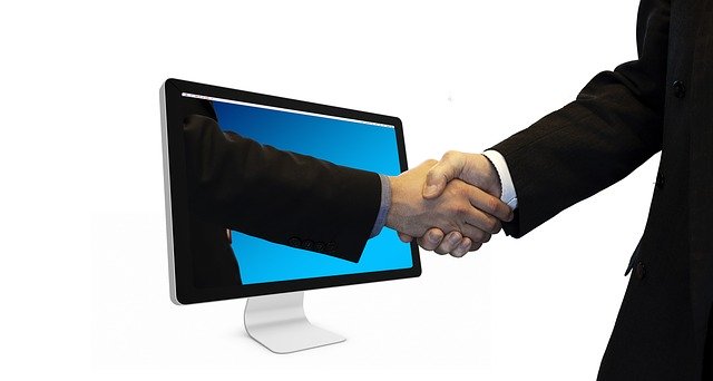Бесплатно скачайте бесплатный шаблон фотографии Handshake Hands Monitor для редактирования с помощью онлайн-редактора изображений GIMP