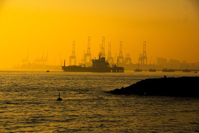 Scarica gratuitamente l'immagine gratuita dell'acqua della gru della nave del porto del porto da modificare con l'editor di immagini online gratuito GIMP