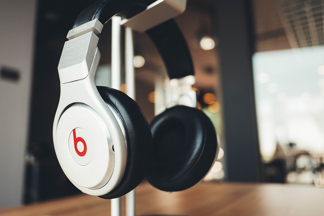 Free download headphones music sounds listening free picture to be edited with GIMP free online image editor