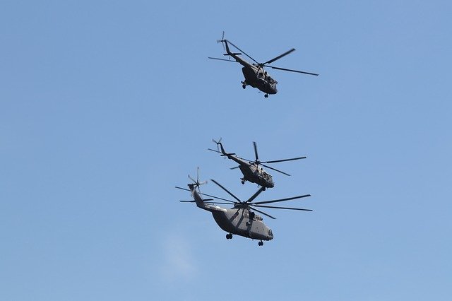 Kostenloser Download Helikopterparade am Himmel fliegendes kostenloses Bild, das mit dem kostenlosen Online-Bildeditor GIMP bearbeitet werden kann