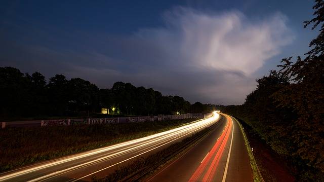 Kostenloser Download Autobahn bei Nacht Langzeitbelichtung Kostenloses Bild, das mit dem kostenlosen Online-Bildeditor GIMP bearbeitet werden kann