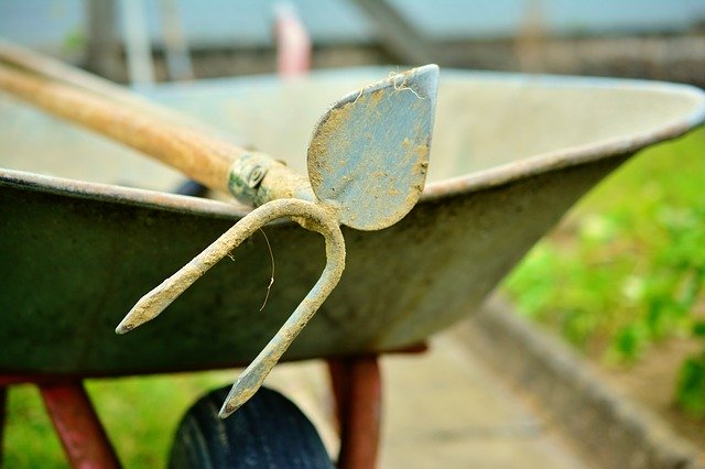 Muat turun percuma gambar percuma berkebun kereta sorong cangkul untuk diedit dengan editor imej dalam talian percuma GIMP