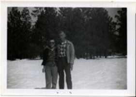무료 다운로드 Horace and Ida in snow, 1962, San Bernardino Mountains? 김프 온라인 이미지 편집기로 편집할 무료 사진 또는 사진