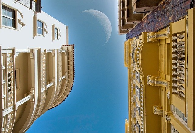 Unduh gratis gambar rumah ngarai di atas surga bulan untuk diedit dengan editor gambar online gratis GIMP