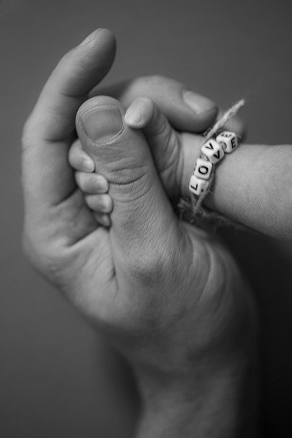دانلود رایگان عکس پدر و مادر کودک دست شیرخوار برای ویرایش با ویرایشگر تصویر آنلاین رایگان GIMP