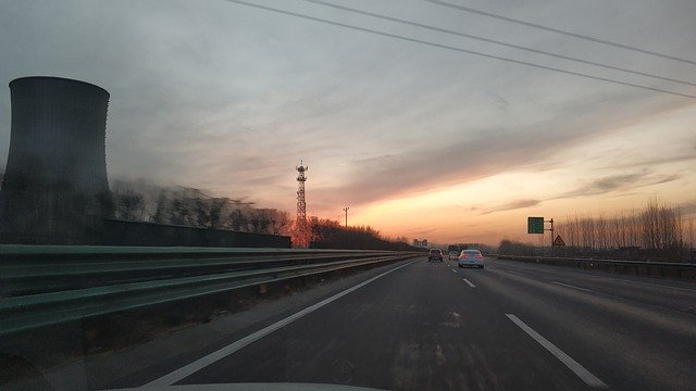 Téléchargement gratuit d'une image gratuite de voitures au coucher du soleil sur la route express de Jingha à modifier avec l'éditeur d'images en ligne gratuit GIMP