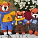 joyful family of knitted tigers made of yarn  screen for extension Chrome web store in OffiDocs Chromium