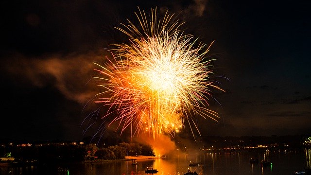 Scarica gratuitamente l'immagine gratuita del giorno dell'indipendenza dei fuochi d'artificio del 4 luglio da modificare con l'editor di immagini online gratuito GIMP