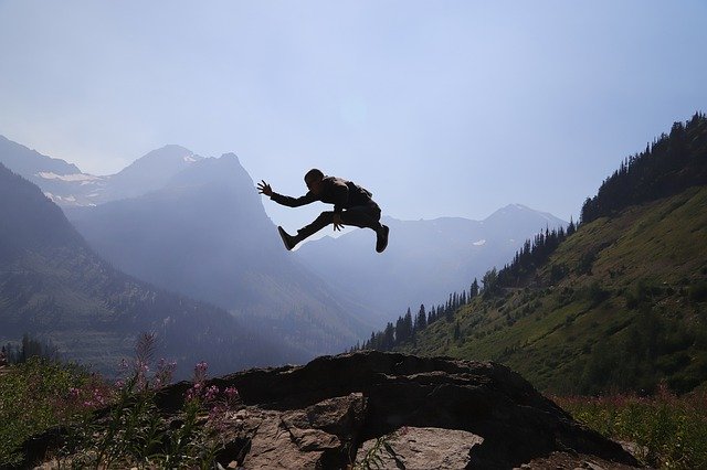 Descarga gratuita Jumping Mountains Happy - foto o imagen gratis y gratuita para editar con el editor de imágenes en línea GIMP