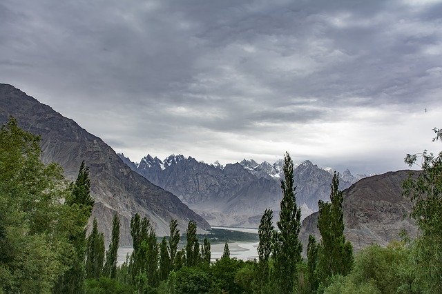 Baixe gratuitamente a imagem gratuita das montanhas khaplu gb norte do Paquistão para ser editada com o editor de imagens on-line gratuito do GIMP