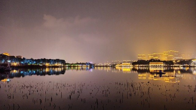 Téléchargement gratuit de l'image gratuite du ciel nocturne illuminé de Lake City à éditer avec l'éditeur d'images en ligne gratuit GIMP
