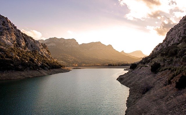 Bezpłatne pobieranie bezpłatnego obrazu krajobrazu zachodu słońca nad jeziorem i góry do edycji za pomocą bezpłatnego edytora obrazów online GIMP