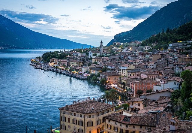 Scarica gratis lago porto montagne garda italia foto gratis da modificare con GIMP editor di immagini online gratuito