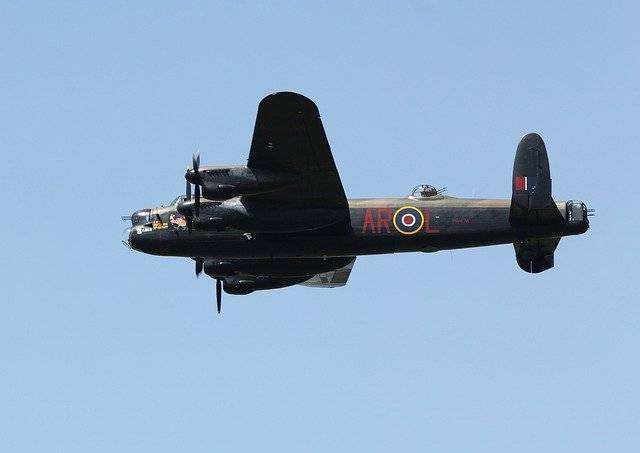 Unduh gratis Lancaster Bomber Airplane - foto atau gambar gratis untuk diedit dengan editor gambar online GIMP