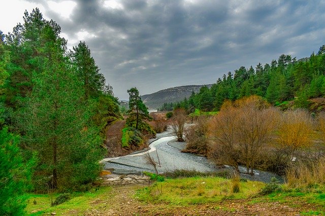 Kostenloser Download Landschaft Bäume Berge kostenlose Fotovorlage zum Bearbeiten mit GIMP Online-Bildbearbeitung