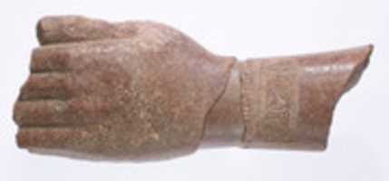 石碑を支える彫像から、アテンのカルトゥーシュが付いた左手と腕の断片を無料でダウンロードしますか？ GIMPオンライン画像エディタで編集する無料の写真または画像