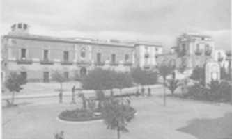 Download gratuito Leonforte Piazza IV Novembre (dei caduti) - 1943 foto o foto gratis da modificare con l'editor di immagini online GIMP