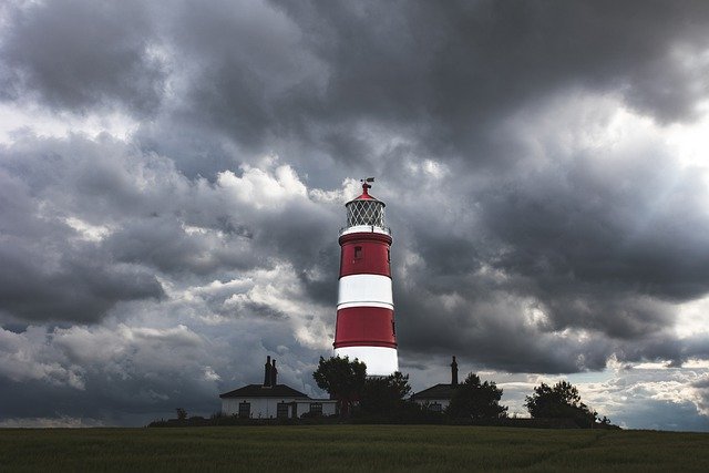 Scarica gratis l'immagine gratuita del cielo delle nuvole di tempesta della torre del faro da modificare con l'editor di immagini online gratuito di GIMP